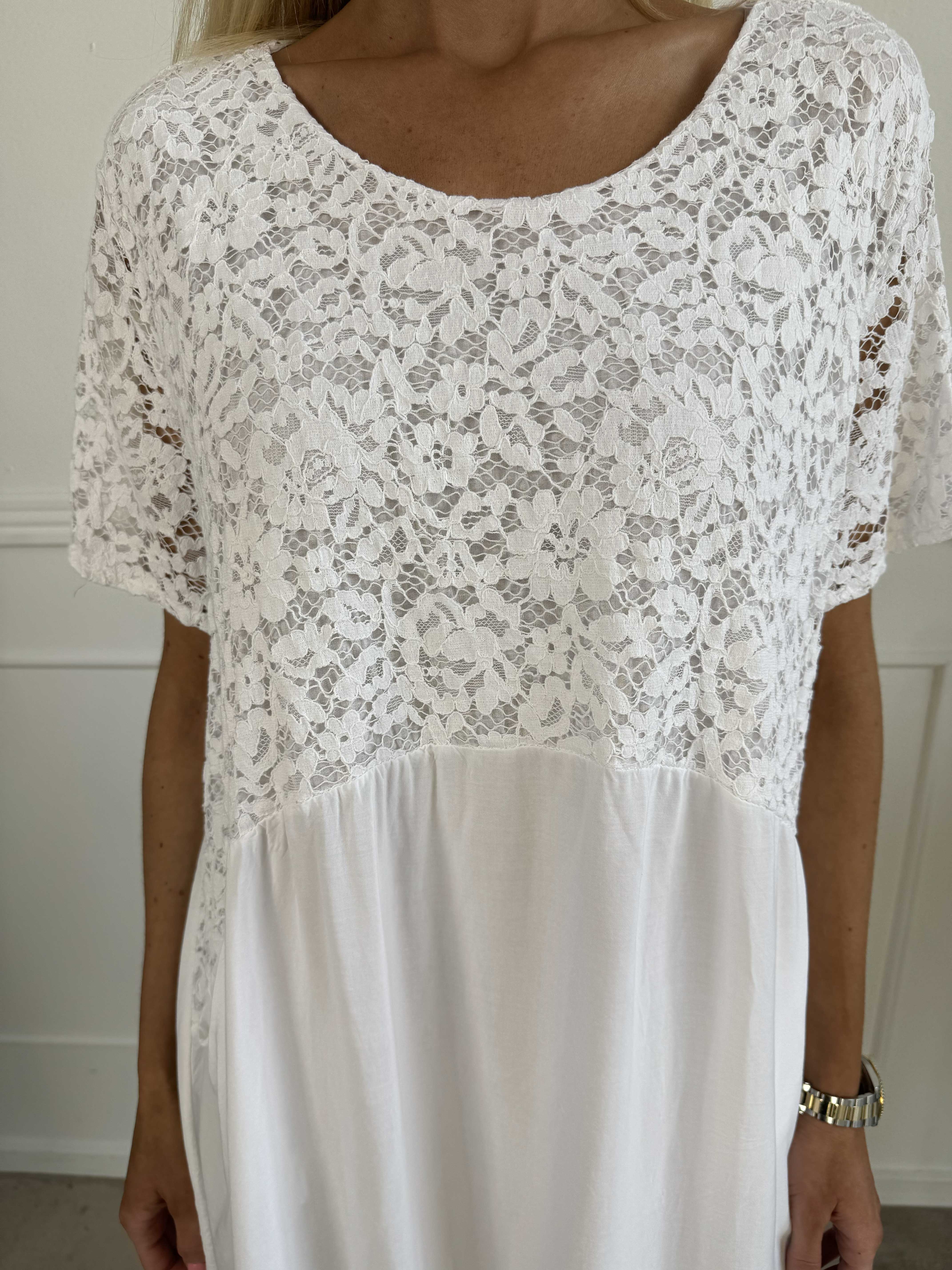 Sannie - Sød kjole med blonde og lommer